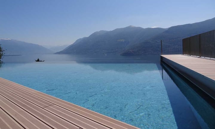 Ein 17 Meter langen Granit-Pool mit Überlauf stellt ein weiteres Highlight der Wohnung dar.