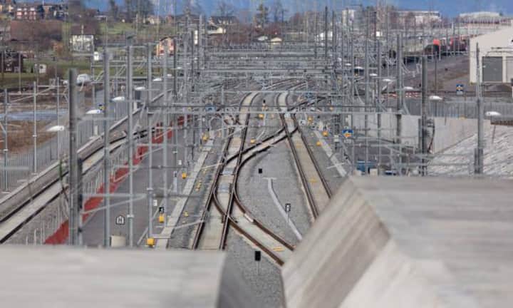 Die Fahrt durch den Gotthard wird für Personenzüge knapp 20 Minuten dauern. Insgesamt werden Reisende dank dem neuen Tunnel zwischen Zürich und Lugano 25 Minuten Reisezeit einsparen. Ab 2020 nach Eröffnung des Ceneri-Tunnels dauert die Fahrt gar 45 Minuten weniger lang.