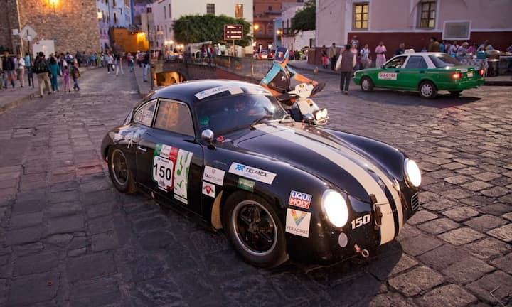 Der wunderschöne Porsche hat die anstrengende Tagesetappe hinter sich und rollt nun durch die Stadt zum Hotel.