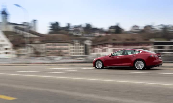 Der Amerikaner beschleunigt in allen Lagen unglaublich stark. Dies hat auch seinen Preis - besonders was die Reifen angeht. Denn je nach Fahrweise halten die Hinterpneus bloss 6000 bis 8000 Kilometer. Was bei einem Preis von 500 Franken pro Pneu nicht gerade günstig ist.     Das Auto hat der Fotograf Patrick Stoll exklusiv für handelszeitung.ch in Szene gesetzt.