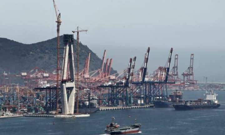 Risiken, die die Schweiz kaum beeinflussen kann: 
Konjunkturelle Schwankungen in den Auslandsmärkten werden grösser, der Aufschwung in den Schwellenländer entwickelt sich weniger verlässlich. Die Volatilität der globalen Nachfrage wächst.