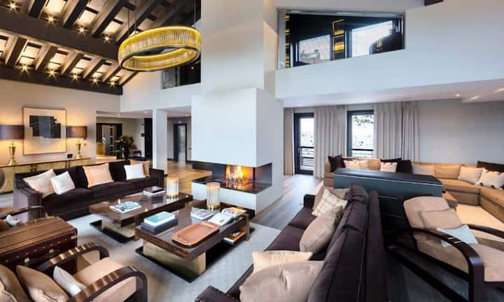 Chalet Bellevue in Courchevel, Frankreich - 420'000 Franken pro Woche:Das Chalet macht seinem Namen alle Ehre und bietet Blicke auf das unglaubliche Panorama der Berge von Courchevel. Im allgemeinen Wohnbereich eröffnen Fenster vom Boden bis zur Decke das Gefühl von Freiheit. Das bietet auch eine riesige Bar mit Nachtclub, DJ-Pult und einem perfekten Lichtsystem – neben Pool, Whirlpool und Sauna natürlich.