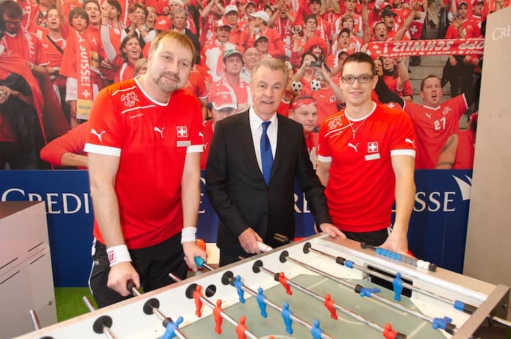Kicken mit Ottmar I / Am Töggelikasten mit den Weltmeistern im Tischfussball: Roland Prisi; Ottmar Hitzfeld, Fussballtrainer; Fabio di Santo
