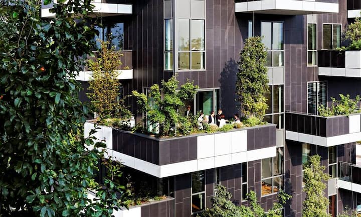 An den zwei Türmen wachsen 900 Bäume und 20'000 Sträucher. In der Fläche wäre dies ein Wald von 7000 Quadratmetern Fläche. «Bosco Verticale» bietet so zahlreichen Vögeln und Insekten einen Lebensraum.