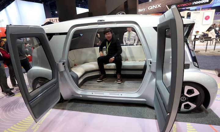 Die Chinesen von UISEE präsentieren eine «Urban Mobile Box», die nur noch entfernt an ein Auto erinnert. Die Passagiere sitzen darin wie im Wohnzimmer auf einem Sofa. Das Fahrzeug soll auf Uni-Geländen, in Vergnügungsparks oder Fabriken zum Einsatz kommen.