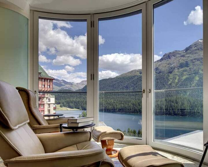 Grosse Fensterfronten bieten eine einzigartige Aussicht auf den See und die Engadiner Bergwelt.