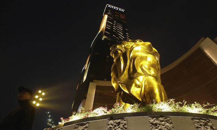 Platz 6: Das MGM Grand Macau (China) ist nur schon wegen seiner hohen Bäume, wunderschönen Fontänen, den Marmorwänden und dem aufwendigen Dekor einen Besuch wert. Auf den über 20'000 m2 stehen 410 Tische, 835 elektronische Glücksspiele und zwölf Restaurants/Bars. (Bild: Keystone)