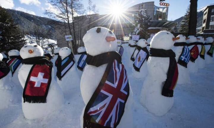 Mit diesen Schneemännern fordern verschiedene Nichtregierungsorganisationen mehr Engagement für Klimapolitik und Nachhaltigkeit.