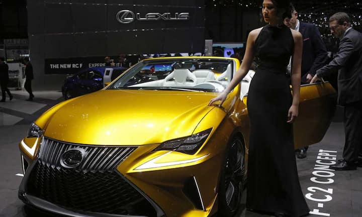 Lexus LF-C2 Concept Car
Nach seiner Premiere auf der Los Angeles Auto Show im vergangenen November gibt der Lexus LF-C2 nun sein Europadebüt. Mit der Studie des Roadsters will die Marke einen Ausblick auf ihre künftige Designrichtung geben.