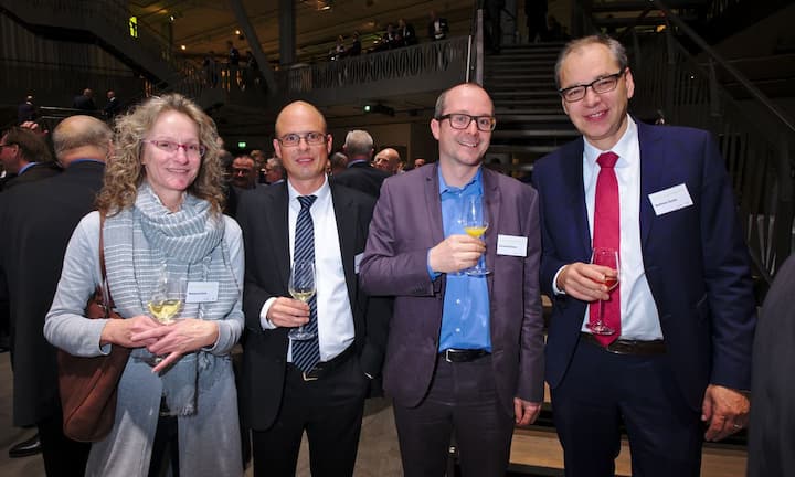 Marianne Zünd, Leiterin Medien & Politik, Bundesamt für Energie;
Beat Ruff, Stv. Leiter Energie & Umwelt, Economiesuisse;
Dominik Rohrer, BET Suisse AG;
Matthias Gysler, Chefökonom, Bundesamt für Energie