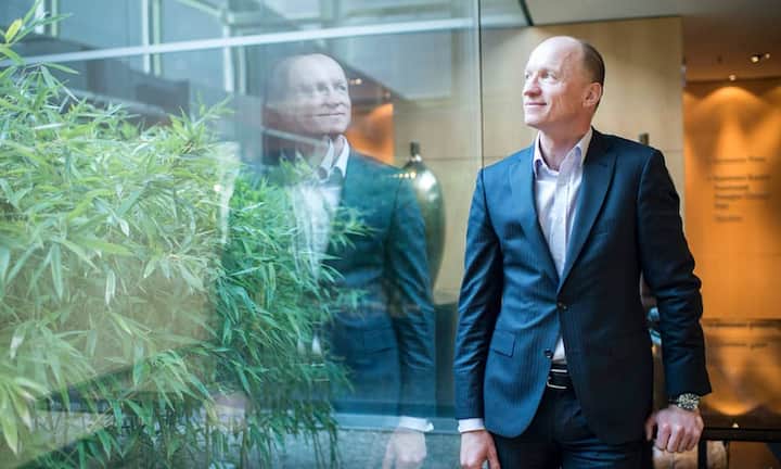 Olaf SwanteeCEO SunriseSwantee ist der neunte CEO in 18 Jahren Sunrise. Einst arbeitete er als Europachef beim Konkurrenten Orange, dann pendelte nach London, wo er die lokalen Aktivitäten der Deutschen Telekom und von France Télécom zu einem Carrier mit Namen Everything Everywhere fusionierte. Bei Sunrise sucht er sein Glück in neuen Märkten: Er pusht das TV-Geschäft oder setzt auf Zweit-SIM-Karten.