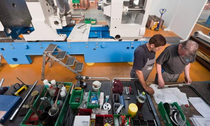 Maschinenbauer bekommen mehr Gehalt, dafür liegt die Differenz zwischen Angestellten und Selbstständigen schon bei 11 Prozent. 67'200 Franken bekommen Arbeitnehmer, ihre selbstständigen Kollegen stehen bei 60'000 Franken im Jahr.