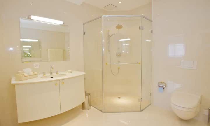 Eines davon mit einer grossen Dusche und Regenbrause, das andere...