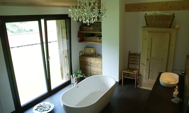 Der obere Bereich des Hauses wurde sehr offen gestaltet und beheimatet aktuell ein grosses Badezimmer...