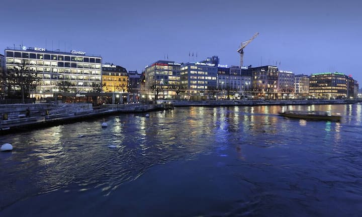 Bei der Summierung der Kosten liegt die Schweiz im Club-Sandwich-Index ganz vorne  - in Genf sind die Verpflegungskosten pro Tag im Hotel mit durchschnittlich 81,62 Franken am höchsten.