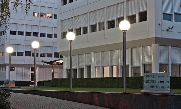 Glencore, Baar, Axess Architekten, 1995: Glencores Manager steuern die Öl-, Gold- und Geldströme aus einem Haus von industriell fabrizierter Architektur. Ivan Glasenberg und die Seinen haben es für ihr Selbstbewusstsein und ihre Wirkung offenbar nicht nötig, sich am heiteren Wettkampf der Symbole zu beteiligen, den praktisch alle grossen Firmen bestreiten.