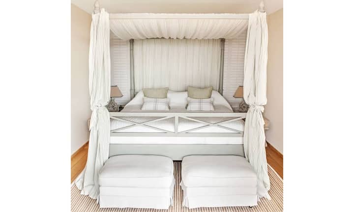 ...eine Mastersuite mit Elternschlafzimmer, Ankleideraum und Elternbadezimmer sowie vier weitere...