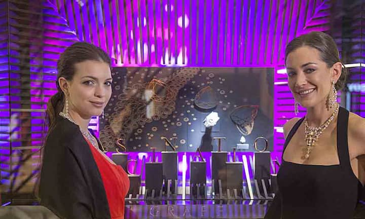 Nicht fehlen dürfen natürlich die charmanten Hostessen: Hier bei Graff Diamonds.