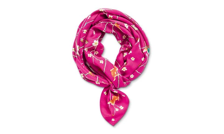 Kunstvoll: Gute Qualität bietet die Schweizer Firma Fabric Frontline schon lange. Dass sie auch topmodische Produkte macht, sieht man an der diesjährigen Schalkollektion. Kunstvoll und in prächtigen Farben werden zum Beispiel Vögel auf Kirschbäumen inszeniert. Ein Augenschmaus! Fabric Frontline, Schal, 590 Franken.