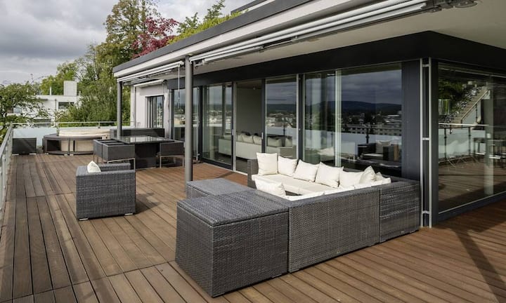 Die grosse Terrasse Richtung Süd-Südwest mit Abendsonne ist 150 Quadratmeter gross, teilweise gedeckt und lässt verschiedene Nutzungen zu.