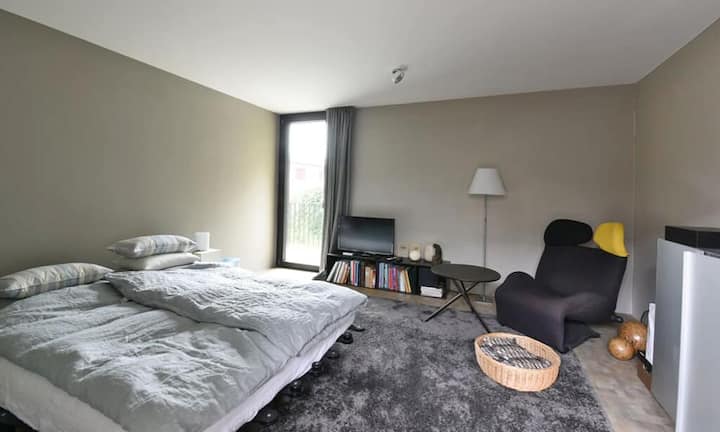 Vom gesamten Stockwerk aus hat man einen schönen Ausblick ins Grüne und auf das Bergpanorama.