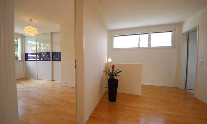 Die Schlafzimmer haben integrierte Einbauschränke.