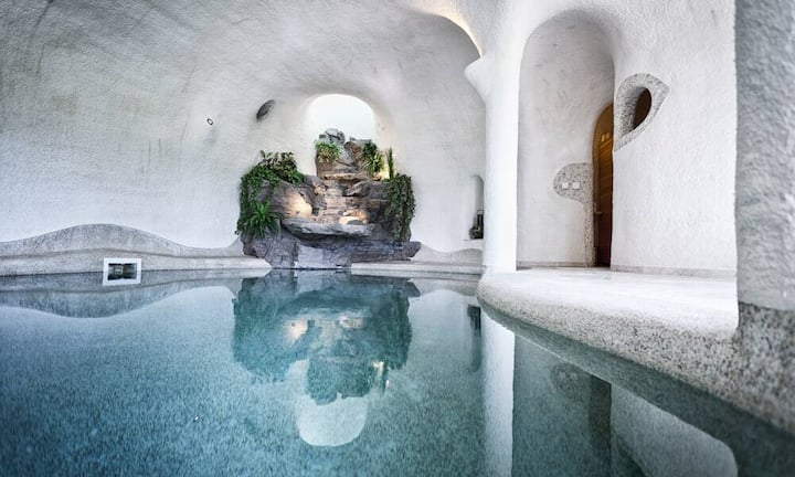 ... Innenpool. Dieser ist mit einer Gegenstromanlage und einem Wasserfall ausgestattet. Sauna sowie Dusche/WC geben einem das Gefühl in den Wellnessferien zu sein. Den Preis erfährt man auf Anfrage. (Quelle/Bilder:
Engel & Völkers)