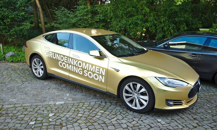 Der Goldene Tesla - Dank Bedingungslosem Grundeinkommen bald für alle erschwinglich? 
Werbefahrzeug der Initianten vor dem GDI, 4. Mai 2016