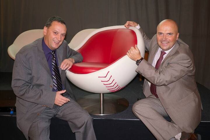 Toni Lee, CEO/Teilhaber SITAG AG; Christof Reutlinger, Emil Frey AG Garage Zürich Nord; posieren mit dem SITAG "Baseball"-Sessel