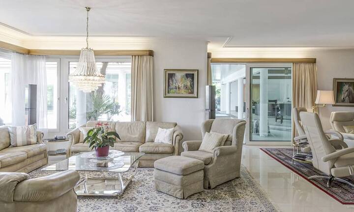 Der Eingangsbereich geht über zum grossen Wohn-/Essbereich und zur Küche.