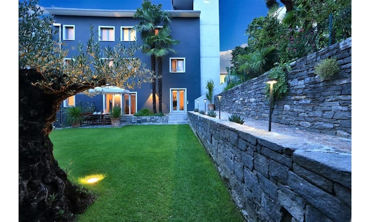 Der pflegeleichte Garten mit Rasen, Palmen und Olivenbaum umfasst rund 456 m² und wird auf der einen Seite durch eine Natursteinmauer vom Nachbarsgrundstück getrennt.