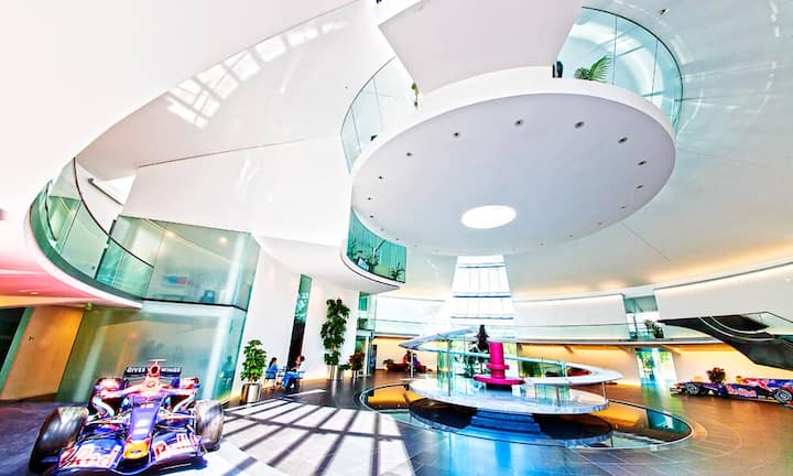 Mitten im Schlot des Vulkans über ausgemusterten Formel-1-Wagen schwebt das Büro von Mateschitz. Eingerahmt nur von Glas, hätte er hier alles im Blick. Doch das Ufo ist verwaist. Mateschitz nutzt ein weniger spektakuläres Büro…Toni Anzenberger