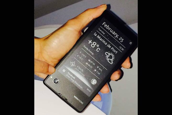 ...Rückseite. Dort kann man seine Mails, Fotos, News, Office-Dokumente oder den Facebook-Feed anzeigen. In unseren Nachbarländer ist es bereits für umgerechnet 600 Franken erhältlich.