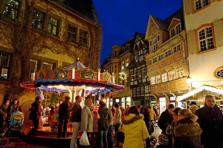 Weihnachtsmarkt in der Altstadt von Quedlinburg.