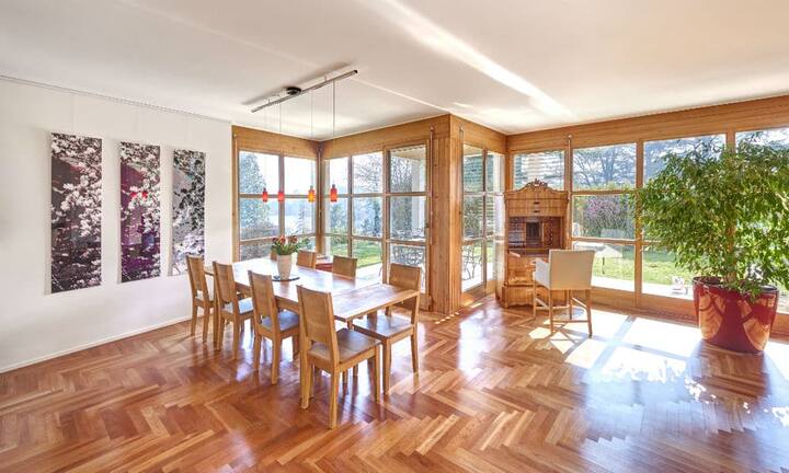 Gebaut wurde die Liegenschaft 1982. Sie ist immer noch in einem guten Zustand. Auf 300 m² Wohnfläche finden sich vier Schlaf- sowie Badezimmer.