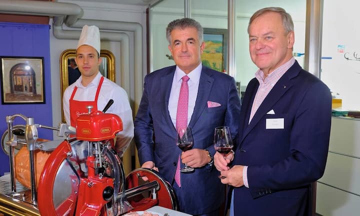 Mattia Caputo, Mitarbeiter Vinoteca  Bindella;
Guido Persterer, Präsident, efficiency Club Zürich;
Rudi Bindella, Inhaber, Bindella Weinbau-Weinhandel AG
(Bildunterschrift v.l.n.r.)