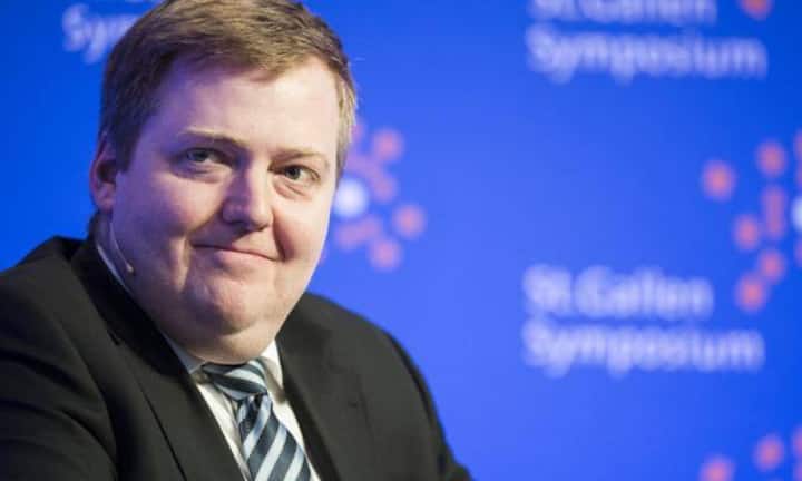 Sigmundur Gunnlaugsson (41), Premierminister von Island seit 2013Gunnlaugsson und seine Frau sollen Anleihen von mehreren Millionen Euro an den drei grössten isländischen Banken besessen haben, die im Herbst 2008 in Folge der Finanzkrise zusammenbrachen.