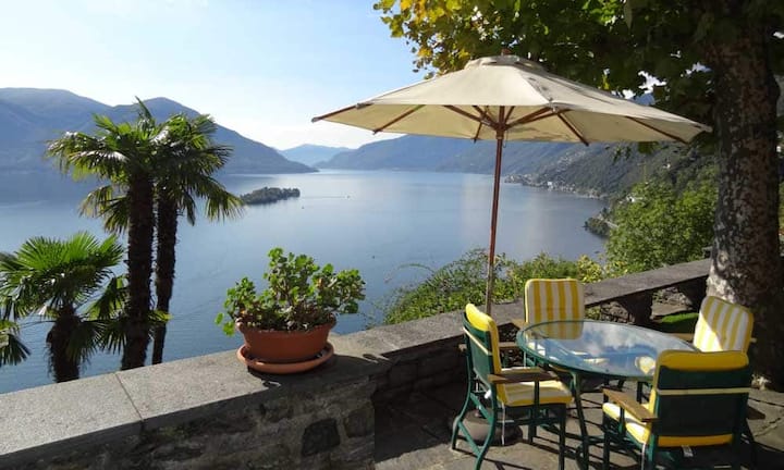 Vom Masterbedroom gelangt man auf einen grossen Balkon mit toller Aussicht.