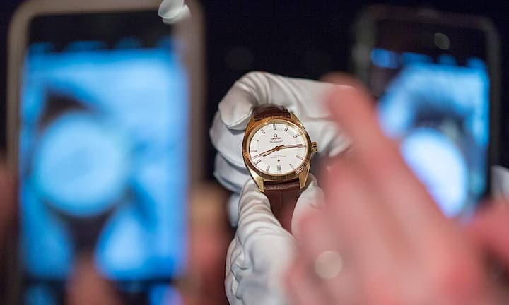 730 FrankenSo viel kostet eine durchschnittliche Schweizer Uhr. Im Jahr 2000 lag dieser Wert laut der Beratungsfirma Deloitte noch bei 310 Franken. Zuletzt aber verlief die Entwicklung flach.