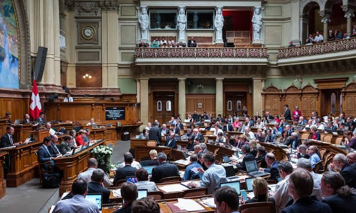 Um die Wirtschaftsfreundlichkeit der Nationalräte zu testen, hat BILANZ gemeinsam mit Politnetz.ch 222 Abstimmungen ausgewertet. Die Auswahl der 222 Voten erfolgte dabei anhand von fünf für den hiesigen Wirtschaftsstandort wichtigen Inidkatoren. Ein Überblick über die wirtschaftsfreundlichsten Parlamentarier und die Schlusslichter des Rankings: