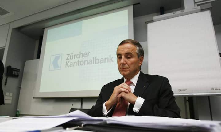 … und lenkte die Aufmerksamkeit der Bankenaufsicht auf die Rolle des zweigesichtigen Bankers Hans Vögeli. Der damalige Präsident der Sulzer-Hausbank ZKB setzte über eine Drittbank auf Sulzer-Optionen und strich dank der Übernahme 80'000 Franken ein. Das kostete ihn später den Job.