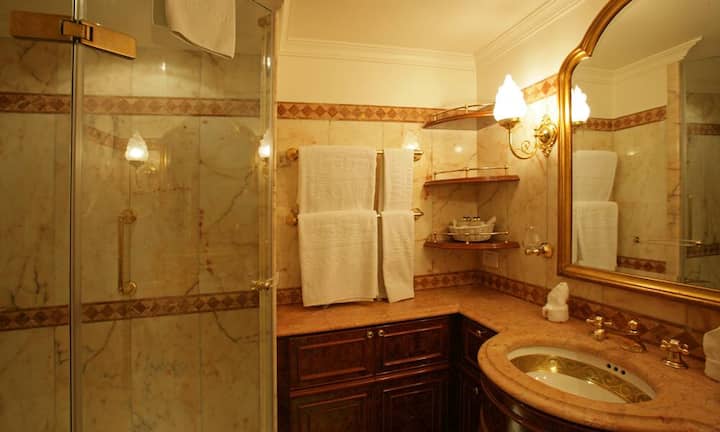 Platz 5: Den Wind um die Nase wehen lassen auf der Sea Cloud II Rang 5 im Dreamlines-Ranking belegt ein sommerlicher Segeltörn auf der Sea Cloud II von Sea Cloud Cruises von Portsmouth nach Hamburg. Die Fahrt im Juni 2015 dauert nur vier Nächte und ist somit trotz des Suitenpreises pro Nacht ab 811 Euro auch für Gäste ohne Millionärsbudget bezahlbar. Sea Cloud Cruises