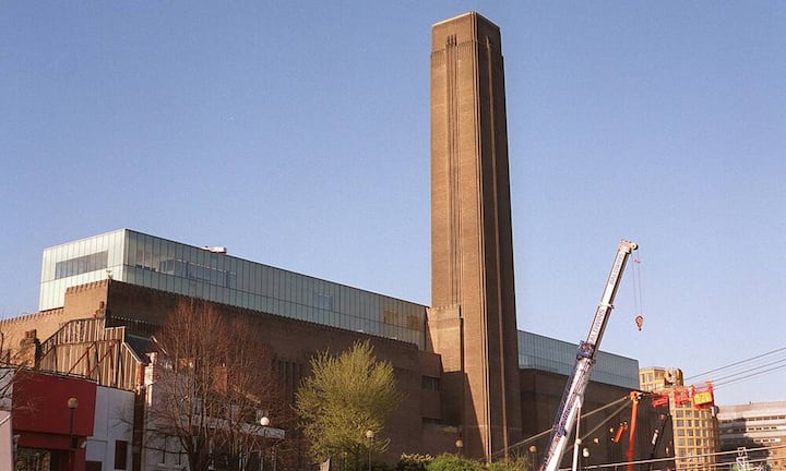 Zu den Tate Museen gehört seit 2000 auch das Tate Modern in London. Letztes Jahr besuchten 5,7 Millionen Besucher das Museum an der Themse. Eine Erweiterung soll bald zusätzlichen Ausstellungsraum schaffen, für die Expansion fehlen momentan aber noch rund 30 Millionen Pfund.