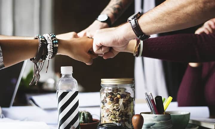 Fairness und Respekt erlebenEine empfundene Ungerechtigkeit kann einen glücklichen Mitarbeiter demotivieren. Für mehr Fairness am Arbeitsplatz kann eine offene und transparente Kommunikation sorgen. Ebenso ist es wichtig, dass der Arbeitgeber die Mitarbeiter dazu ermuntert, sich an ihn zu wenden, wenn sie sich unfair behandelt fühlen. Vor allem aber beim Gehalt zählt Fairness mehr als alles andere. Der Arbeitgeber sollte daher die Löhne regelmässig mit dem Marktniveau abgleichen.