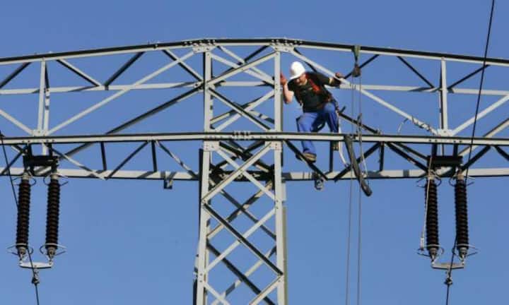 Platz 2: Elektromonteur 
Der Sanitärmonteur ist begehrt, der Elektromonteur schlägt ihn um Längen: Im Schnitt suchten 2686 Online-Inserate einen Fachmann für Elektrizität.