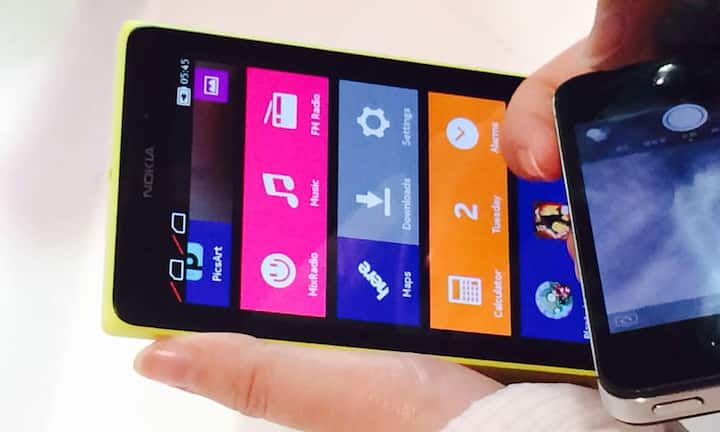 Das X und das XL kombinieren dabei Android mit Nokia- bzw. Microsoft - eigene Apps wie Bing, den Karten dienst Here oder das Mix Radio. Dazu kommen 10 GB Cloudspeicher und ein Monat Skype Premium. Der Android-Store Play bleibt aber tabu:...