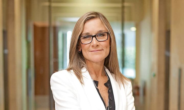 Platz 9: Angela Ahrendts, CEO Burberry Group. Twitter-Followers: 22'359. Klout-Score: 79/100. 
*Mit dem Klout-Score wird die Meinungsmacht einer Person in den Social Media gemessen (0=kein Einfluss) (100=Top-Meinungsmacher).