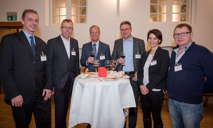 Impressionen von der Podiumsdiskussion «Rendez-vous Helvetia»v.l. Stefan Finger, Helvetia | Markus Schär, Gassmann AG | Max Müller, Helvetia | Bruno Christen, Helvetia | Daniela Beck | Beat von Flüe, Jean Müller GmbH