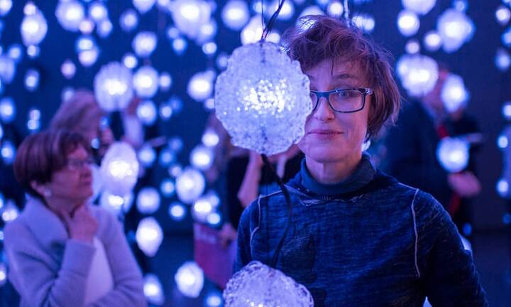 Platz 3: Pipilotti RistSeit Jahren Dauergast auf den vordersten Plätzen ist die Video- und Installationskünstlerin Pipilotti Rist (Vorjahr Rang 2). Die St. Gallerin mit ihren sinnlichen Arrangements und utopischen Videos ist auf dem internationalen Parkett gefragter denn je. 2016 brillierte sie in der Pinakothek der Moderne in München und im New Museum in New York mit einer Einzelausstellung, dieses Jahr hat sie eine grosse Soloschau in Sydney. Preisspanne: 5000 - 500'000 Franken