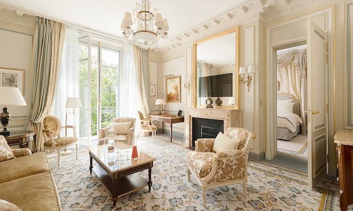 Trend vier: Alter Chic mit neuem Hip
Es gibt nur wenige Hotels, deren Name in diesem Ausmass mit Oldschool-Glamour und Geschichte verbunden ist: Nach einer vierjährigen, millionenteuren Totalrenovation öffnete das Ritz in Paris im Juni 2016 wieder seine Türen. Nun leuchtet hier die Belle Epoque, als hätte sie gerade erst begonnen. Dennoch hält das Traditionshaus an der Place Vendôme nicht einfach nur die Zeit an, sondern hat einen ganz heutigen Energiefluss.